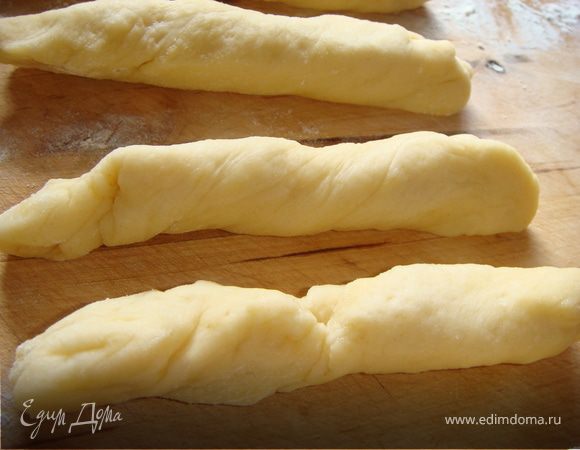 Каждый кусок теста растянуть в жгут длиной 15см.