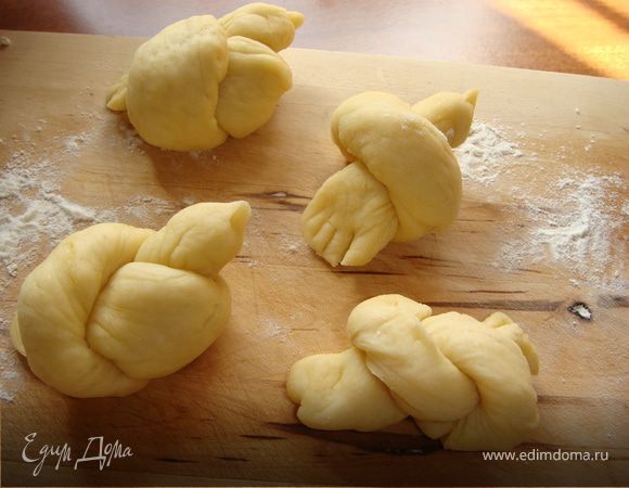 Каждый жгут завязать узлом, из одного конца сделать головку жаворонка, вдавить из изюма глазки, а другой конец придавить пальцем о стол и сделать насечки ножом по краю – выйдет хвостик.