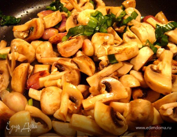 Все вкусно и просто :)
Приступим: лук севок очистить, черемшу- мелко порубить. Шампиньоны порезать крупным куском (по размеру с луковицы). На сковороде раскалить раст. масло и обжарить лук до золотистости (примерно 4 минуты у меня ушло). Добавить туда же черемшу и шампиньоны-обжарить минут 5-7 (вообщем поджарить немного грибочки,чтоб зазолотились). Присолить,приперчить