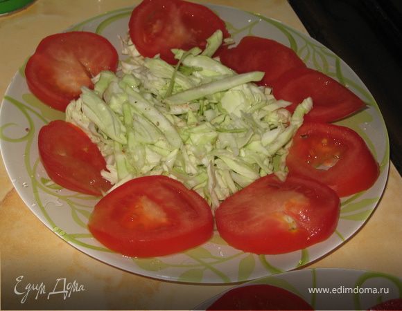 Капусту порубить, посыпать перчиком и солью, вокруг уложить томат