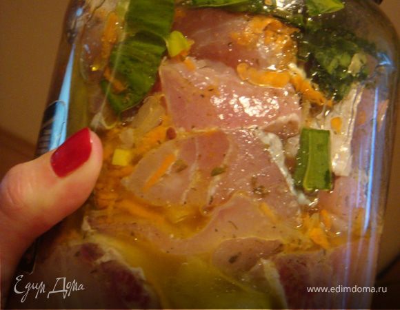 Толстолобика вымыть и обсушить. Разрезать на порционные куски (удалив хребетную кость (если требуется по вашему куску). За остальные кости можно не беспокоиться-они размягчатся.Натереть солью каждый кусочек. Оставить. 
Лук нарезать полукольцами. Морковь натереть на любовь манер-соломкой, на мелкой или же крупной терке. Черемшу нарезать крупно. Взять посуду-либо стеклянную банку (как я использовала), либо эммалированную емкость. Перекладываем слоями-вниз немного черемши, дальше рыбка, лук,морковь,перец горошинами, лавровый лист,черемша, далее опять рыбка и т.д. Пока не наполните емкость