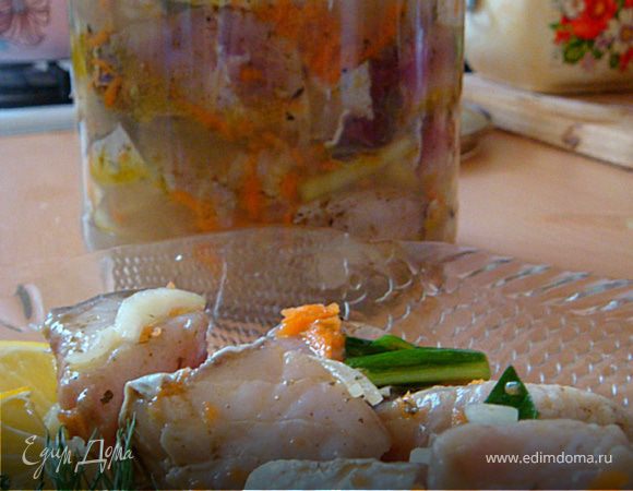 Приготовим маринад: я делала след. Образом: уксус+ олив.масло+растит.масло и 1 ч.л. сахара. Все хорошо перемешать и залить этим маринадом рыбку. Пропорции маринада варьируете в зависимости от веса рыбки. У меня общий вес составил около 800 гр. и мне этого количества маринада хватило "тютелька в тютельку".
Закрываем банку или емкость крышкой и отправляем в холодильник на 2 суток. У меня куски по 3,5-4 см. Рыбка в таком состоянии не портится, если хранить в холодильнике- можно даже до нескольких недель. Отличная закуска под крепкий русский спиртной напиток :)