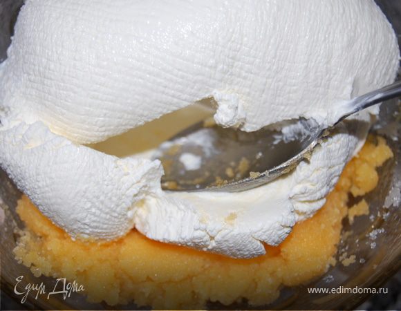 Смешиваем с нашей стекшей сметаной, снова тщательно перетираем все до получения однородной воздушной массы. Велик соблазн съесть все прямо теперь – но еще не время! Снова подвешиваем, чтоб излишки влаги стекли. Я подвесила в 10 утра до вечера, на 10-12 часов.