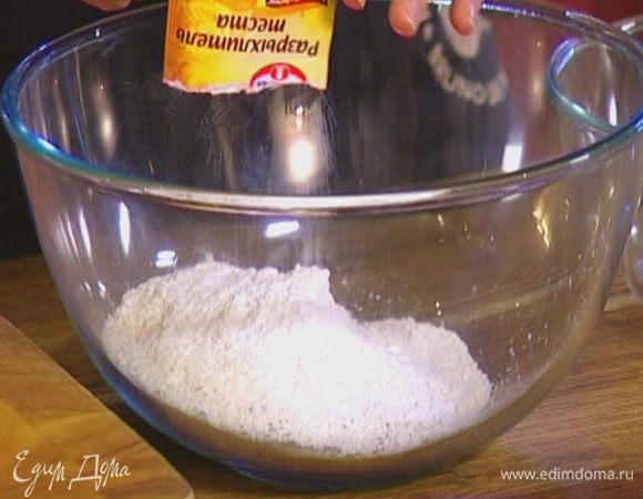Муку перемешать с сахаром, разрыхлителем и солью.