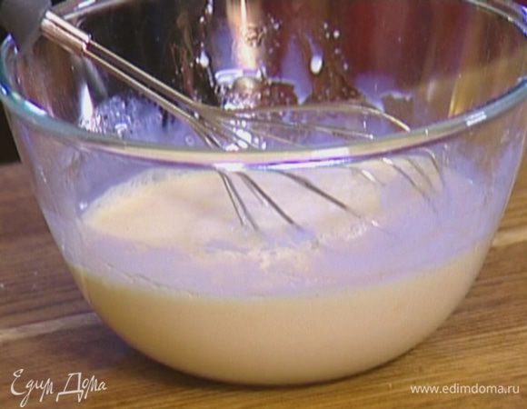 Яйцо слегка взбить венчиком вместе с молоком и оливковым маслом.