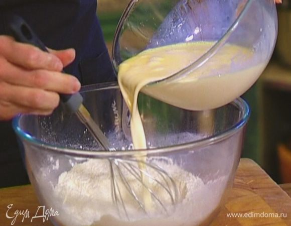 Непрерывно помешивая, ввести яично-молочную смесь в муку.