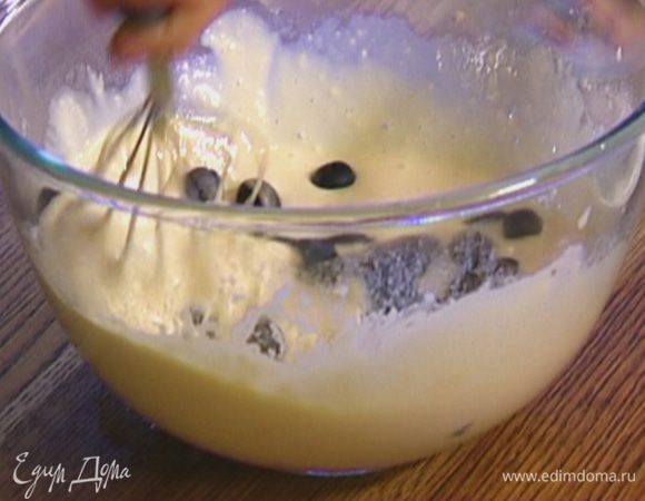 Выложить в тесто 70 г голубики, все перемешать.