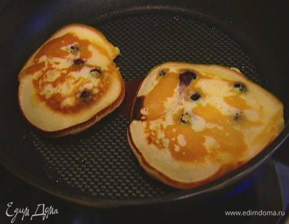 Разогреть в тяжелой сковороде растительное масло и испечь оладьи.