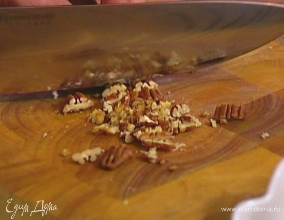 Орехи пекан измельчить ножом.