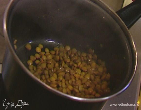 Чечевицу отварить согласно инструкции на упаковке без добавления соли.
