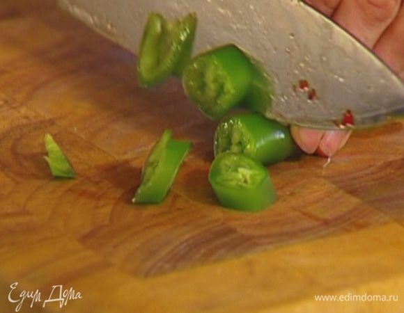 Перец чили нарезать небольшими кусочками.