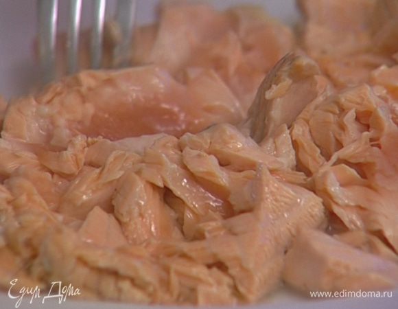 Готовую рыбу разобрать на небольшие кусочки.