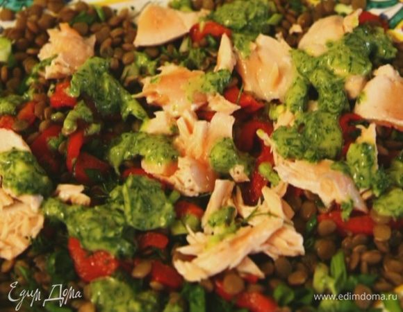 Оставшимся укропом посыпать сладкий перец на блюде, сверху выложить чечевицу, посолить, разложить кусочки семги и полить все заправкой.