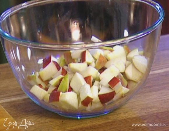 Яблоки, удалив сердцевину, нарезать маленькими кусочками и выложить в глубокую миску.