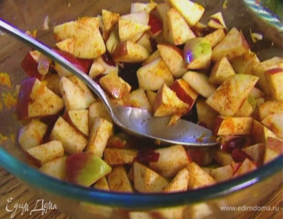 Добавить клюкву, 1 ч. ложку корицы, апельсиновую цедру, влить 2 ст. ложки свежевыжатого апельсинового сока и все перемешать.