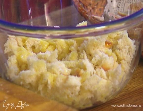 С батона срезать корку, мякоть поломать на кусочки (1/4 батона оставить), полить растопленным сливочным маслом (1/4 масла оставить) и перемешать.