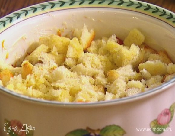 Керамическую форму смазать сливочным маслом, выложить в нее большую часть хлебных кусочков и слегка утрамбовать, сверху разложить половину яблок с клюквой, затем опять слой хлеба и на него — оставшиеся яблоки.