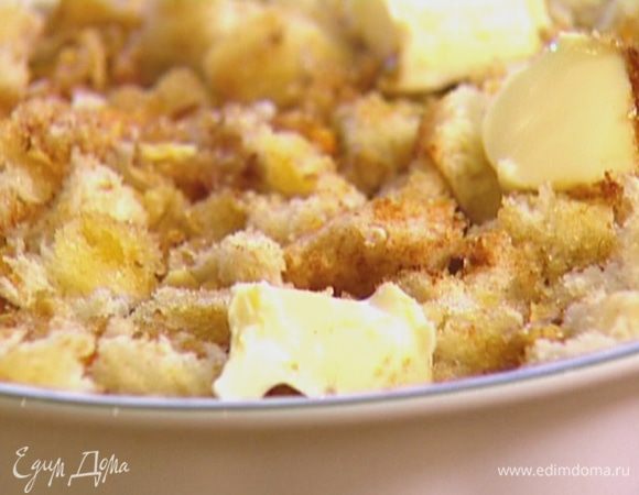 Оставшееся сливочное масло порезать кубиками и разложить на хлеб.