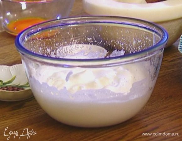 Белки охладить, слегка посолить, влить лимонный сок и взбить все миксером в крепкую пену. 