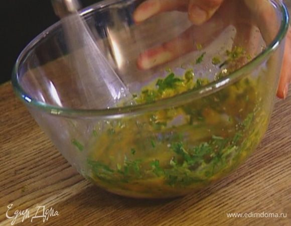 Всю зелень мелко порубить (должны получиться 2 ст. ложки), добавить к желткам, посолить и взбить миксером.