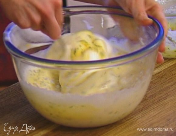 Добавить половину взбитых белков, еще раз перемешать.