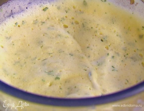 Ввести оставшиеся взбитые белки и быстро вымешать.