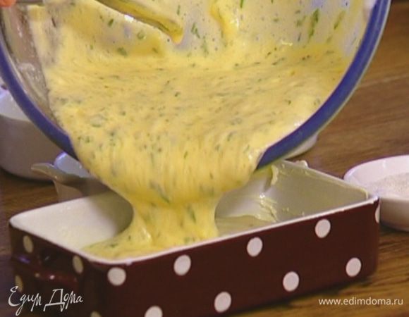 Небольшие керамические формочки смазать сливочным маслом и разложить в них суфле.