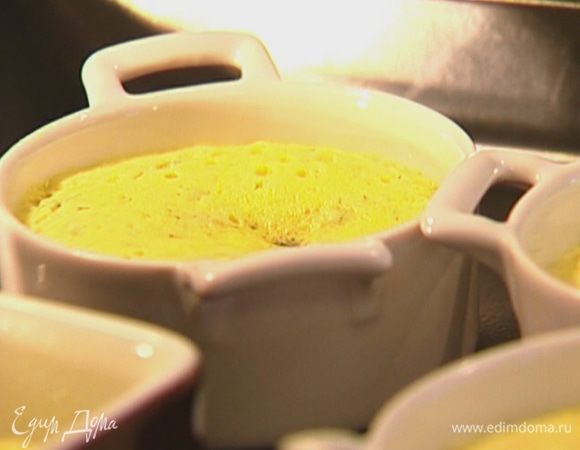 Поместить формочки в глубокий противень, наполовину заполненный горячей водой, и отправить в разогретую духовку на 7–10 минут.
