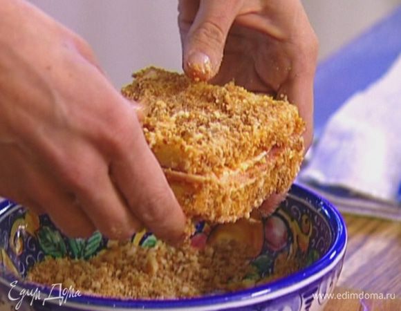 Обмакнуть тост в яйцо с двух сторон, так чтобы хлеб пропитался, а затем обвалять со всех сторон в сухарях.