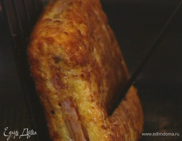 Разогреть в тяжелой сковороде оливковое масло и обжаривать тост по 2 минуты с каждой стороны, включая боковые.