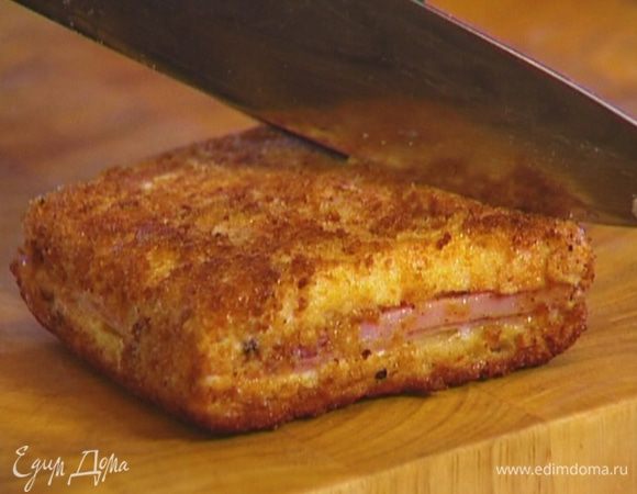 Разрезать тост наискосок на две половинки и подавать.