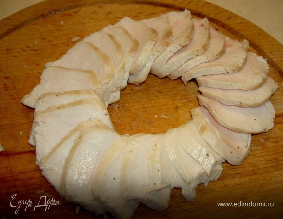 Филе рябчиков (можно заменить мясо перепелов или курицы, у меня курочка) пожарьте на сливочном масле. Порежьте его на ровные кусочки.