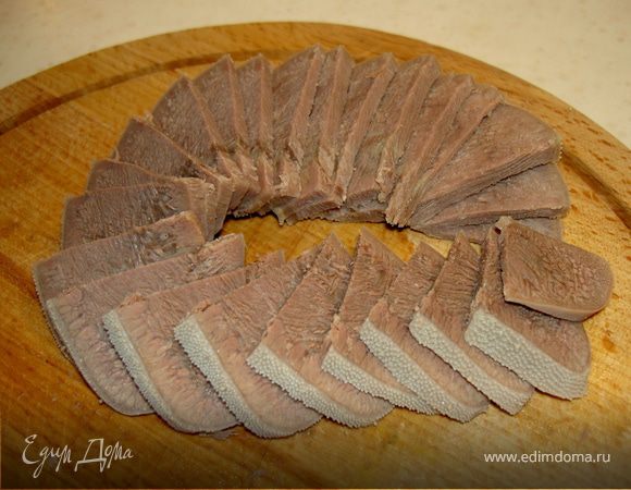 Телячий язык( у меня половина говяжьего) отварите в подсоленной воде с лавровым листом, черным душистым перцем горошком. Остудите, снимите оболочку, разрежьте пополам и нарежте тонкими ломтиками.