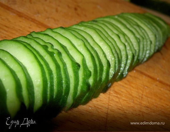 Маленькие свежие огурчики нарежьте на ровные кусочки.