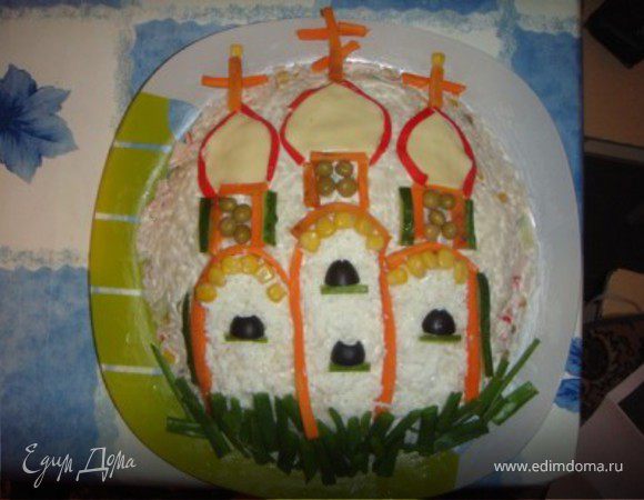 Затем выкладываем рис, смазываем майонезом, потом трем белок и начинаем украшать как на картинке.
Приятного аппетита!