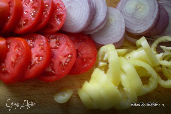 Лук,помидор,перец нарезать большими кольцами,а острый стручковый перец по мельче.