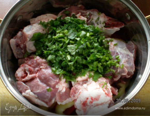 Баранину и курдюк разделить на крупные кусочки,уложить по кругу ,сверху посыпать нашинкованную зелень(зелень традиционно не кладут).