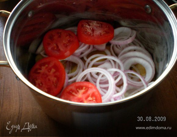 Далее  нарезанные овощи слой за слоем  уложить по круг. Посолить.  