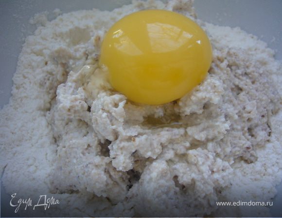 Смешай все ингредиенты .Вымеси однородное тесто и поставь в холод. еа 30 мин.