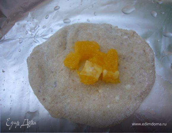 Положить начинку внутрь теста и закрепить.