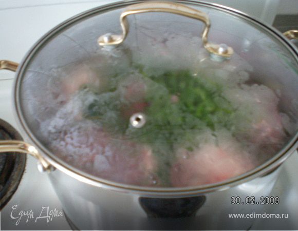 Варить на среднем огне 15 мин,периодически снимая пенку.