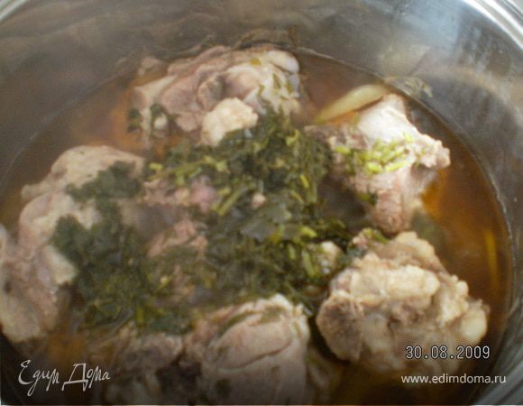 Далее убавить огон,варить 3 часа под плотно закрытой крышкой не перемешивать. Мясо будет варится  в овощном соку образовавшемся во время варки(сок появится вовремя варки).Вся жидкость  должна выкипеть на половину своего объема и останется совсем чуть-чуть на дне .Варить до готовности. Мясо должно отойти от костей.Мясо получится  как  на тушенке.