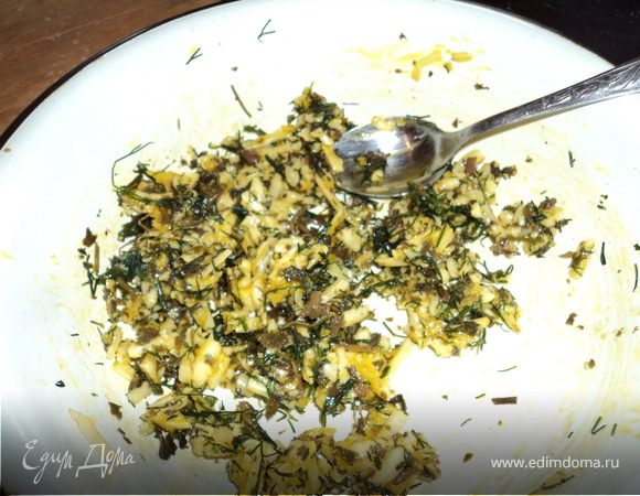 Добавьте к сыру желток и смешайте с молотыми сухарями, половину смеси добавьте к рубленой зелени, посолите, поперчите, положите сладкий перец