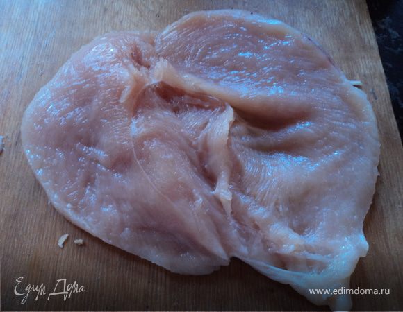 Вымойте филе в холодной воде, обсушите. Расплющите или подрежьте мясо и положите на каждый кусок одинаковое количество сырной массы