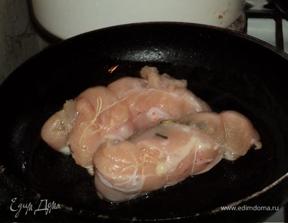 Сверните мясо и перевяжите полученные зразы  поварской нитью. Разогрейте масло на сковороде, обжарьте в нем зразы (20мин), регулярно их переворачивая