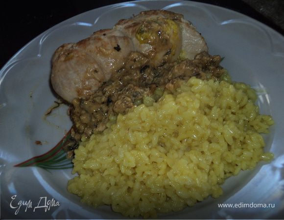 Снимите зразы со сковородки. К оставшемуся жиру влейте вино (я брала Inkermann),доведите до кипения, добавьте сметану, посолите, поперчите. Положите зразы в соус и тушите их 30мин под крышкой. Добовьте в соус оставшиеся зелень и сыр. Перемешайте и снимите с огня. 