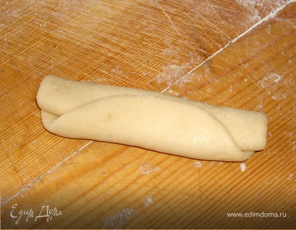 Каждый шарик раскатайте в круг диаметром 10–12 см, смажьте растопленным сливочным маслом, посыпьте сахаром (1 ч. л.) и скатайте в рулетик.