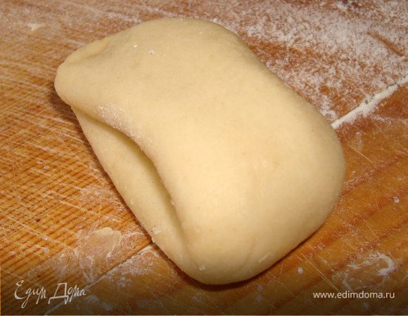 Рулетик сверните пополам и соедините концы вместе.