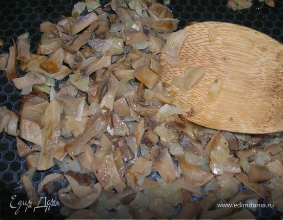 Приготовить две начинки. 1-я: на растительном масле спассеровать лук до золотистого цвета, добавить шампиньоны, немного воды и потушить до готовности под крышкой. Если грибы консервированные, солить необязательно. В конце готовки к шампиньонам добавить 3 треугольничка плавленого сыра и прогреть, перемешивая, до полного растворения сыра.