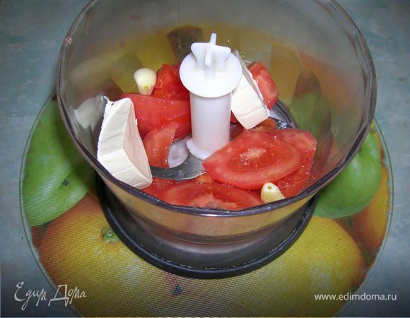 2-я начинка. Блендером до пюреобразного состояния измельчить помидор, 2 зубка чеснока и 3 треугольничка сыра. Посолить по вкусу. Чтобы начинка не была слишком жидкой, добавим в нее немного картофеля, который у нас останется (см.следующий шаг).